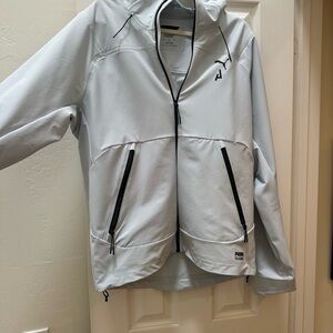 Puma White Zip-Up Jacket
Lightweight for golf Seasons collection
Men’s medium